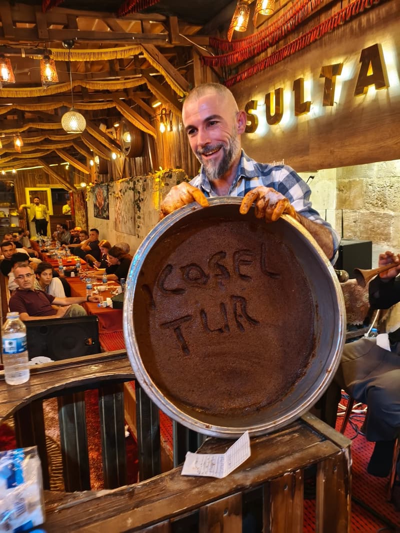 Sıra gecesinde çiğ köfte yoğrulması
