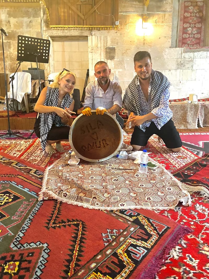 Urfa sıra gecesi canlı müzik performansı