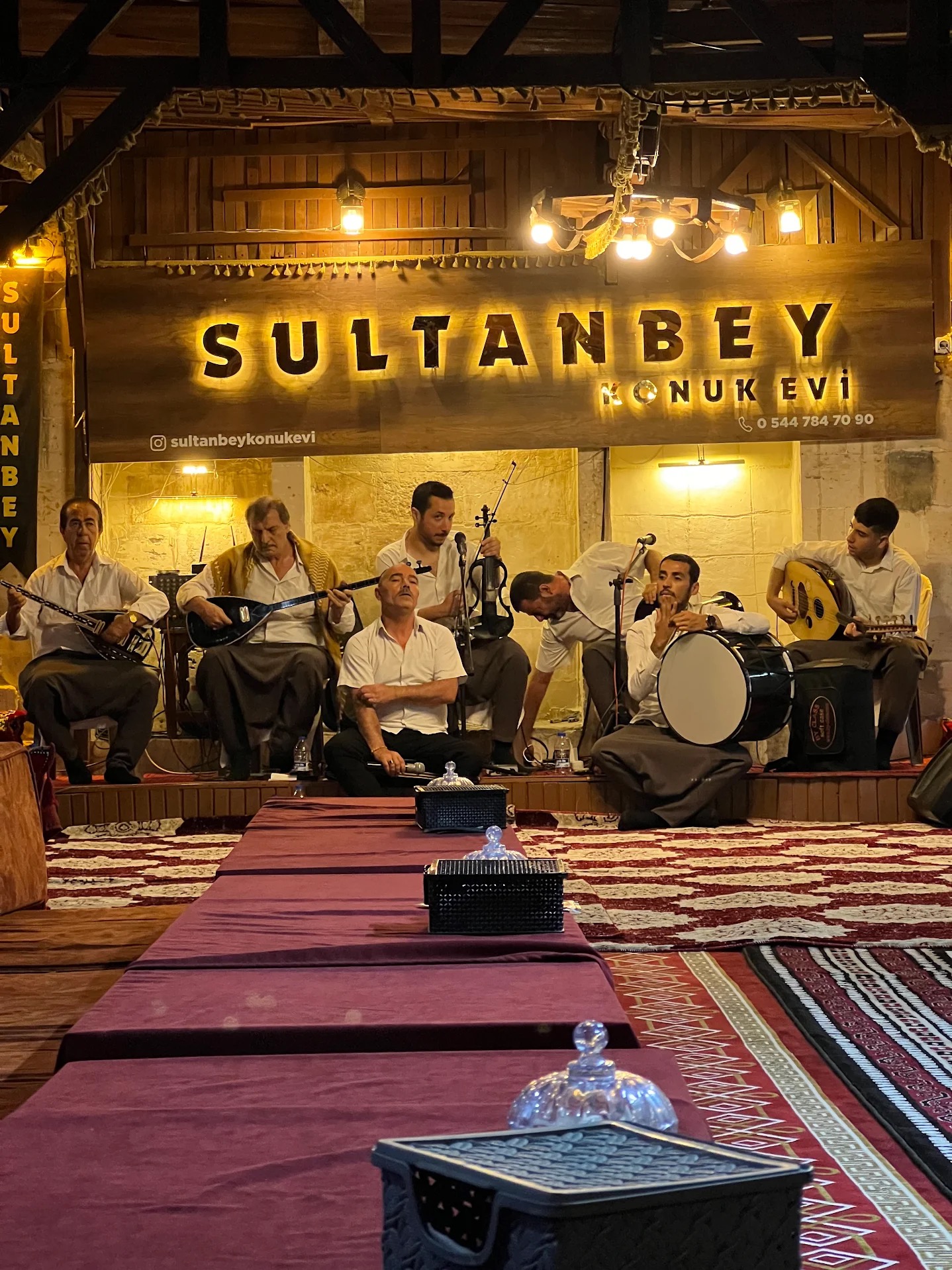 Sıra gecesi ortamından yeni galeri karesi